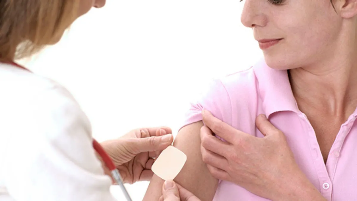 Aplicação de adesivo hormonal em tratamento