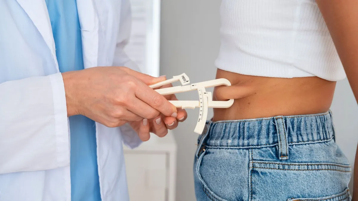 Uso de adipômetro para medir gordura corporal