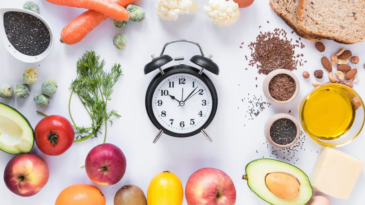 relogio e alimentos ao fundo