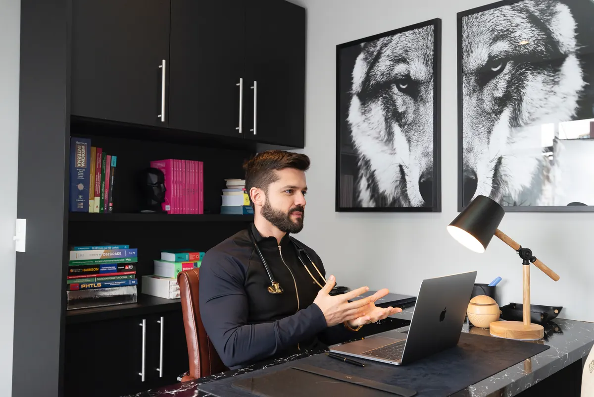 Doutor Filipe Fontes em seu escritório