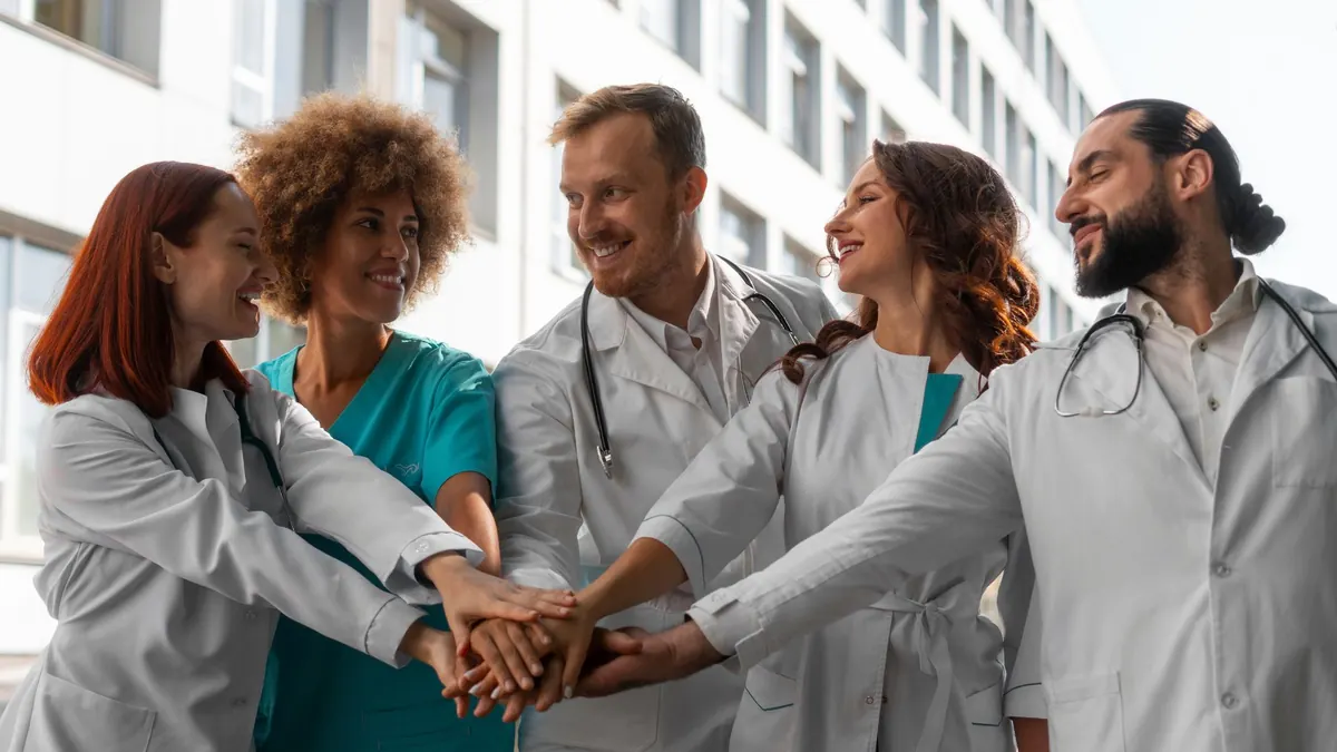 Profissionais trabalhando juntos em equipe