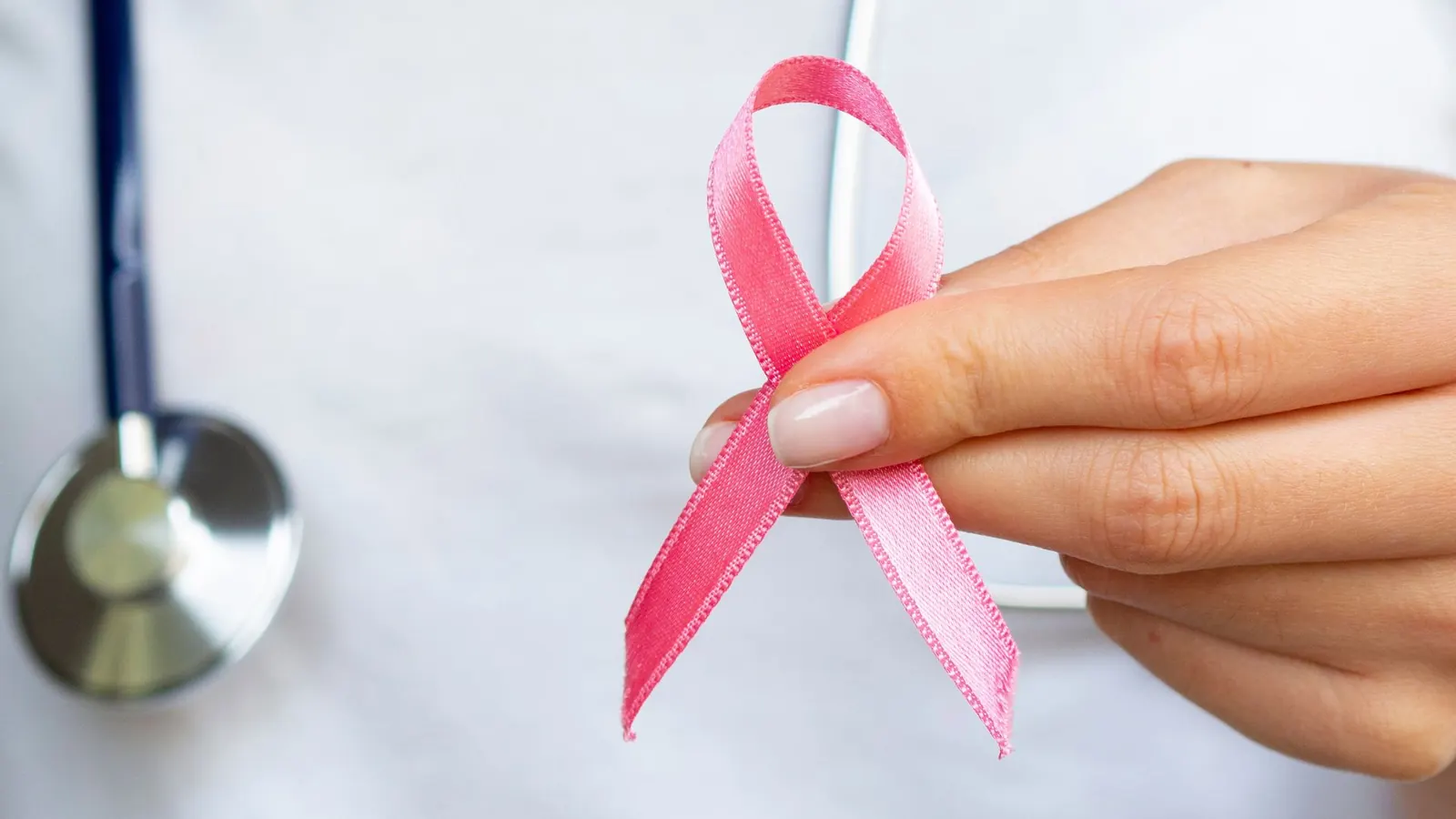 fita cancer de mama médico com estestoscopio