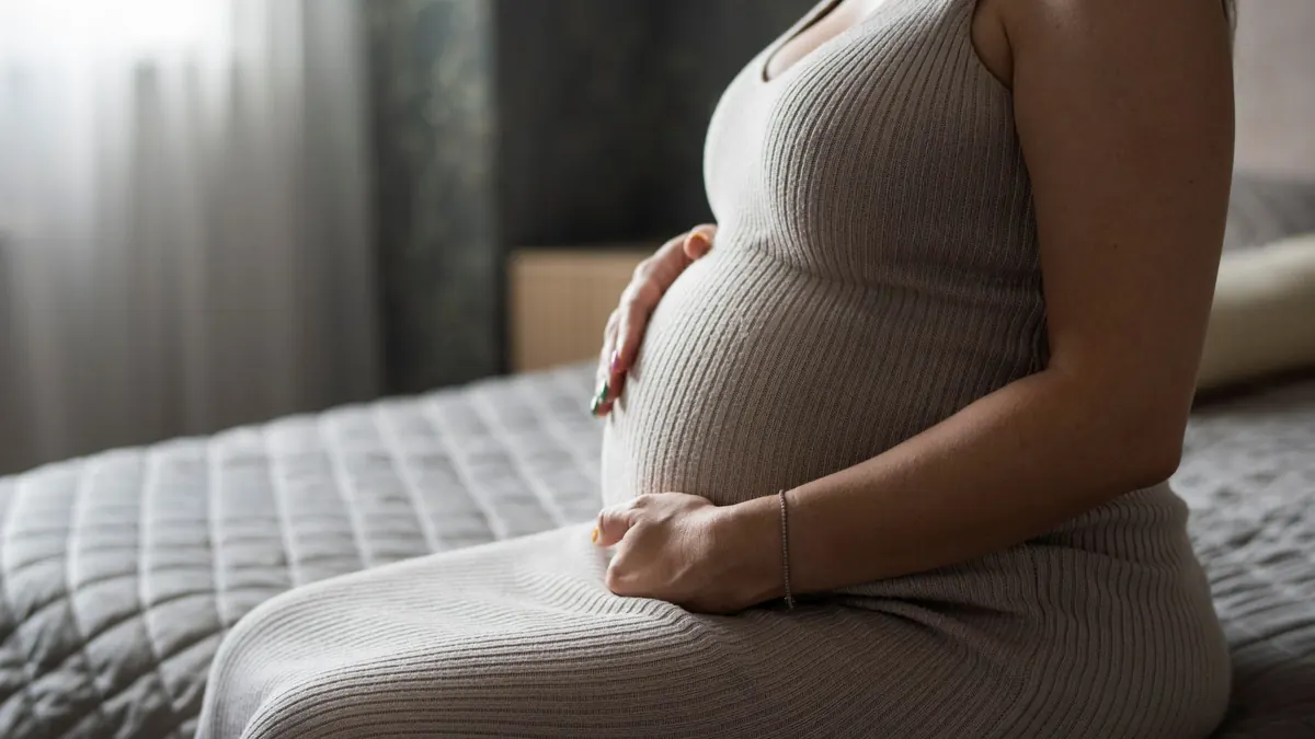 gravida com a mão na barriga