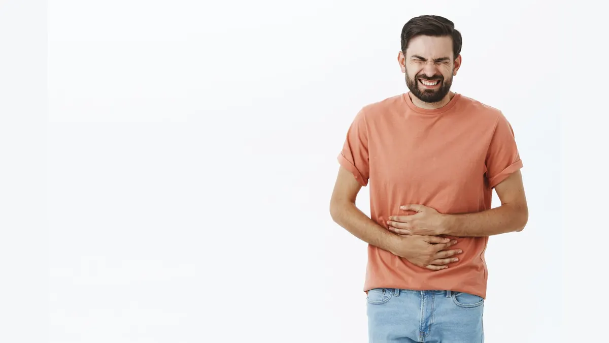 homem com desconforto no intestino