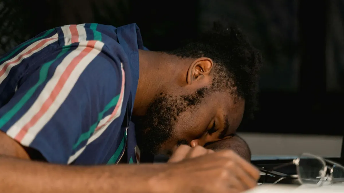 Homem cansado na mesa