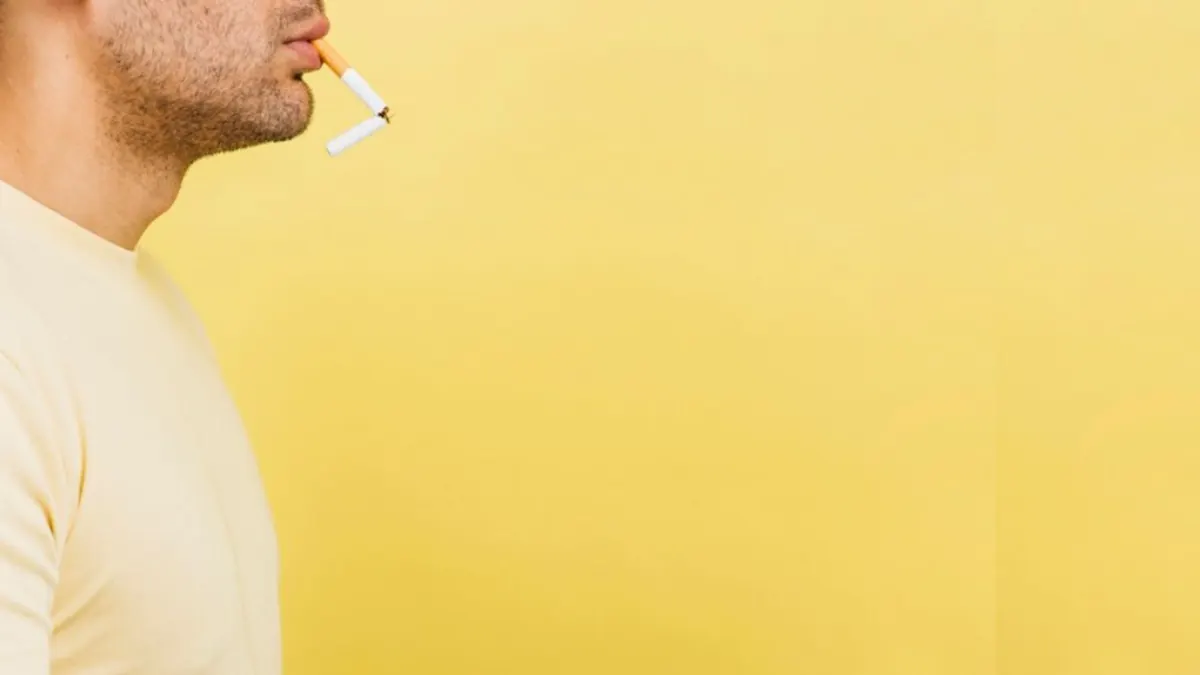 homem fumando um cigarro quebrado