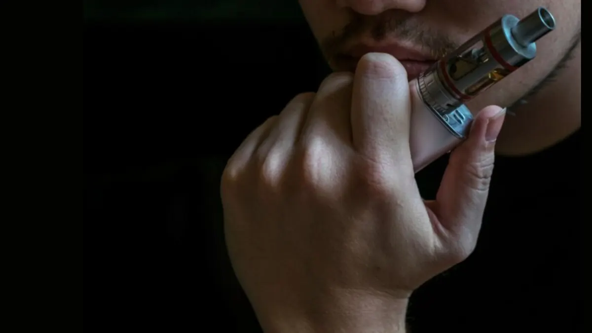 homem fumando vape