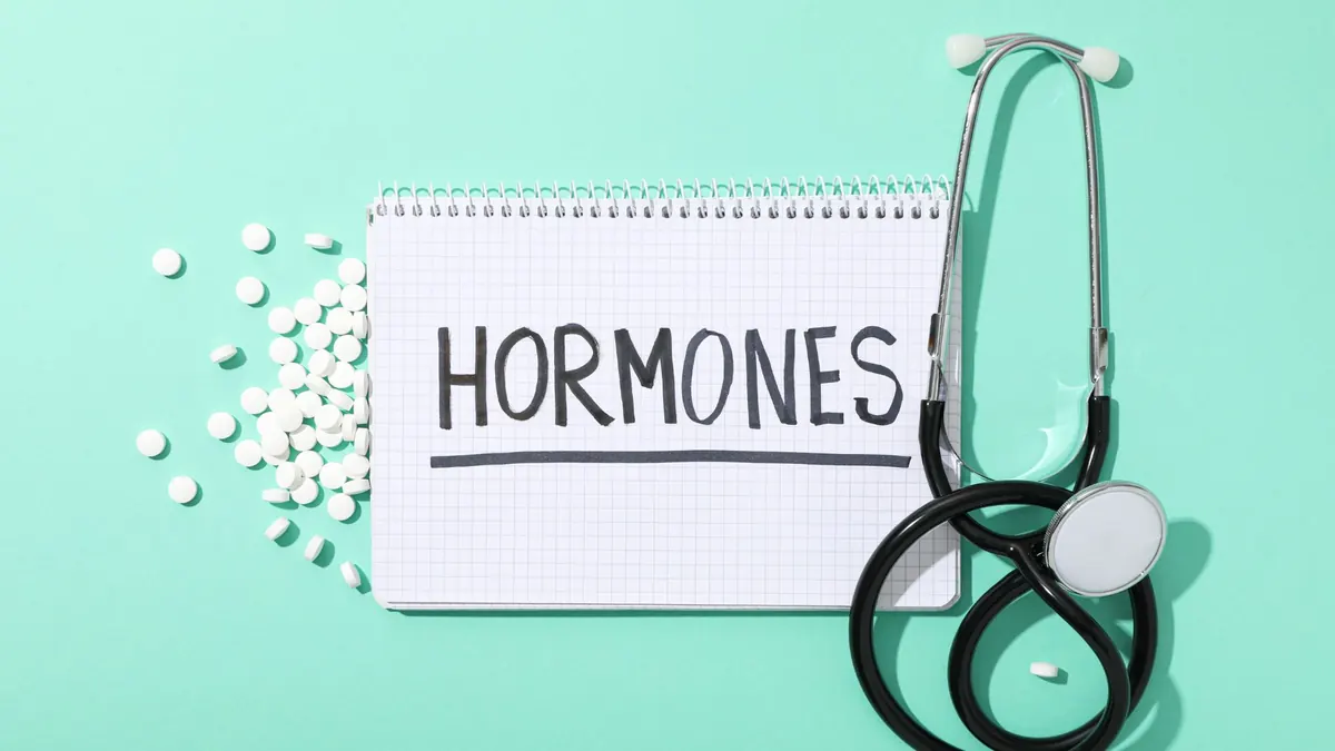 Comprimidos hormonais e elementos médicos em composição