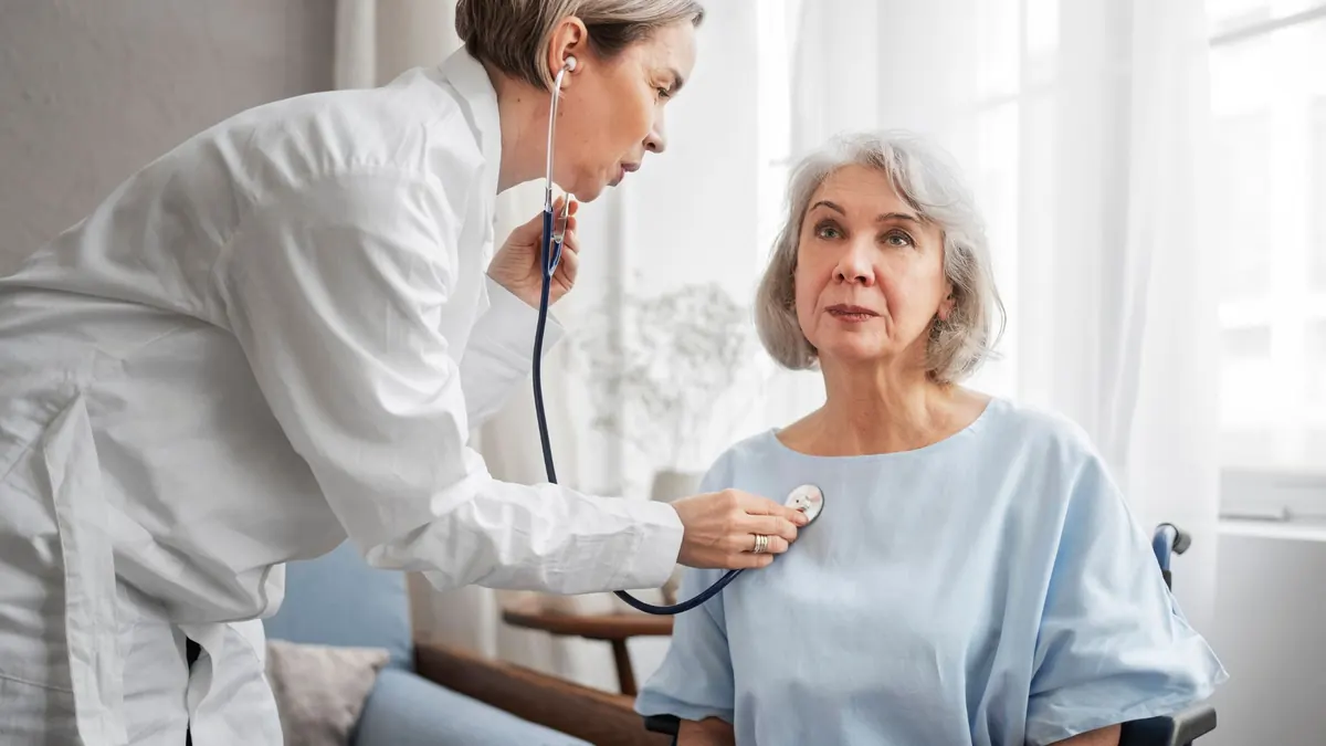 Idosa consulta médica
