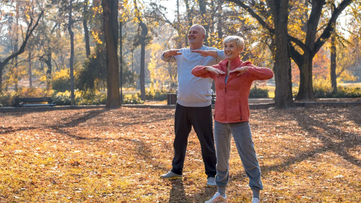 Casal de idosos felizes praticando exercícios