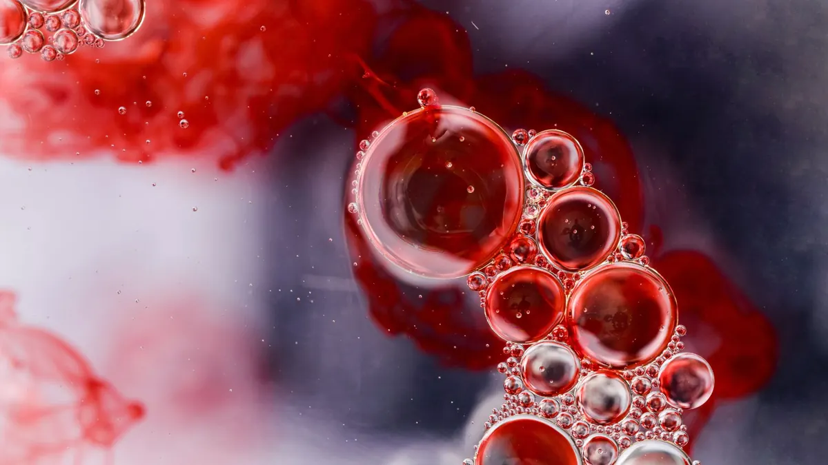 Mancha abstrata de sangue em água
