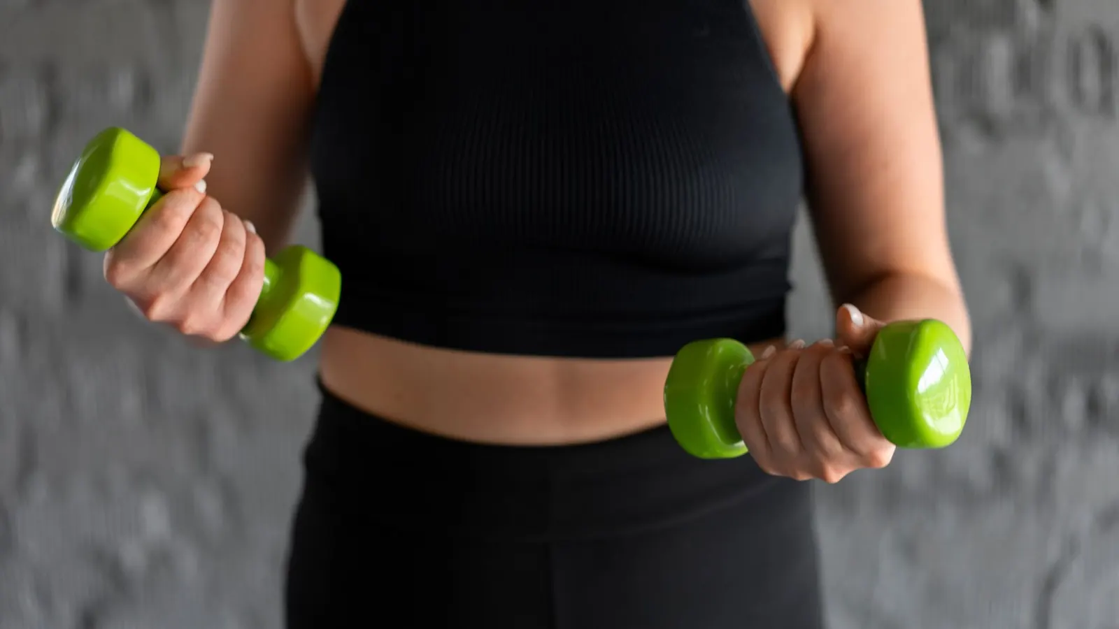 mulher em treino de força, massa magra