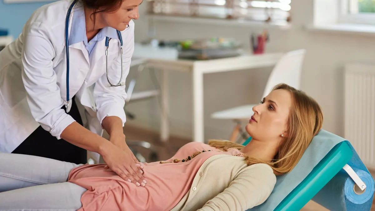 Médica avaliando paciente