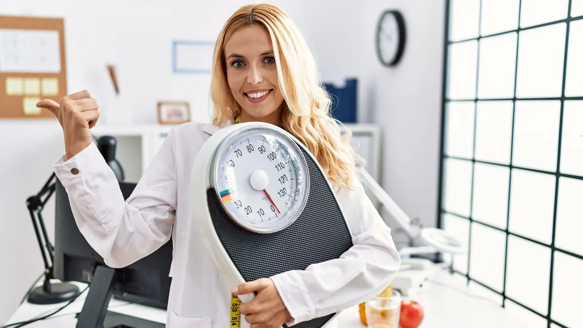 Nutricionista sorridente com estetoscópio