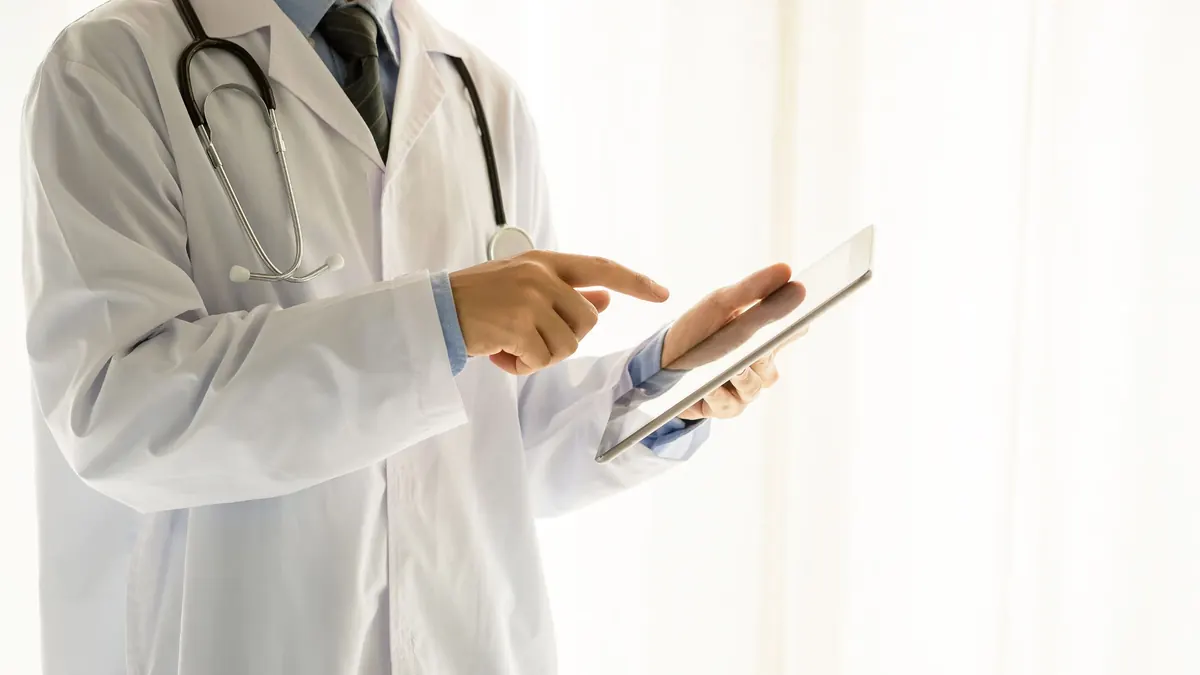 Médico em ambiente clínico com uniforme