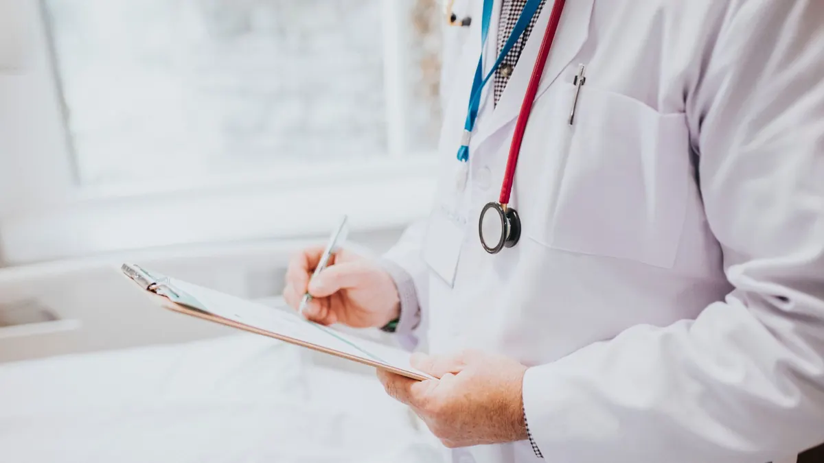 medico endocrinologista fazendo anotação em prontuário