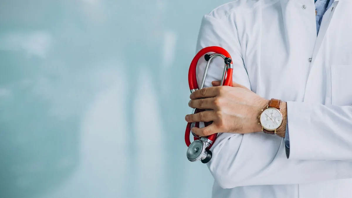 medico endocrinologista com estetoscópio usando jaleco