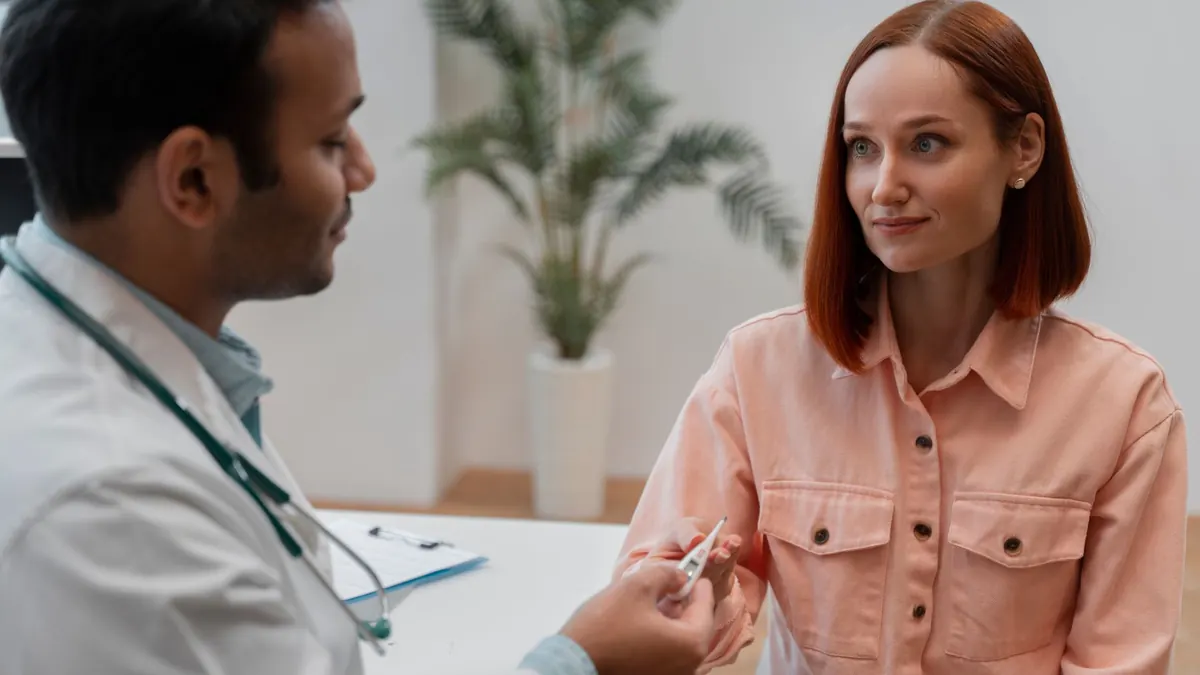 medico consulta paciente