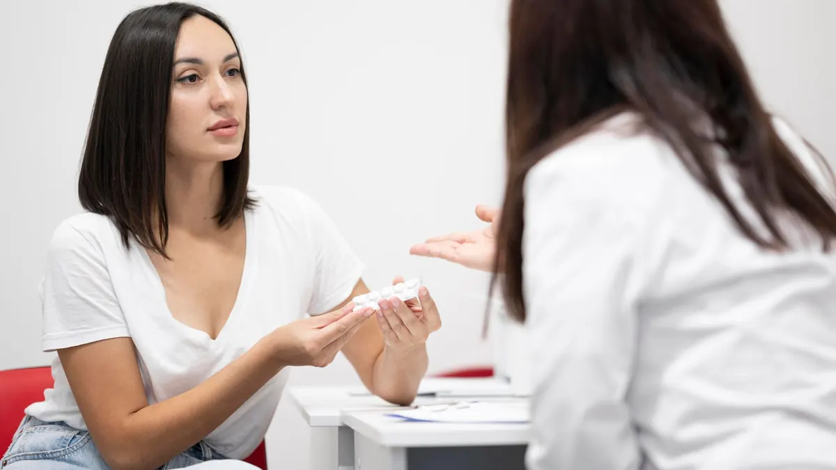 Médico entregando prescrição médica ao paciente
