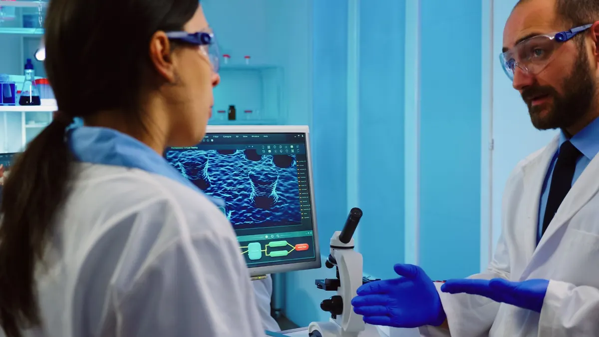 Cientistas analisando desenvolvimento de vacina em laboratório