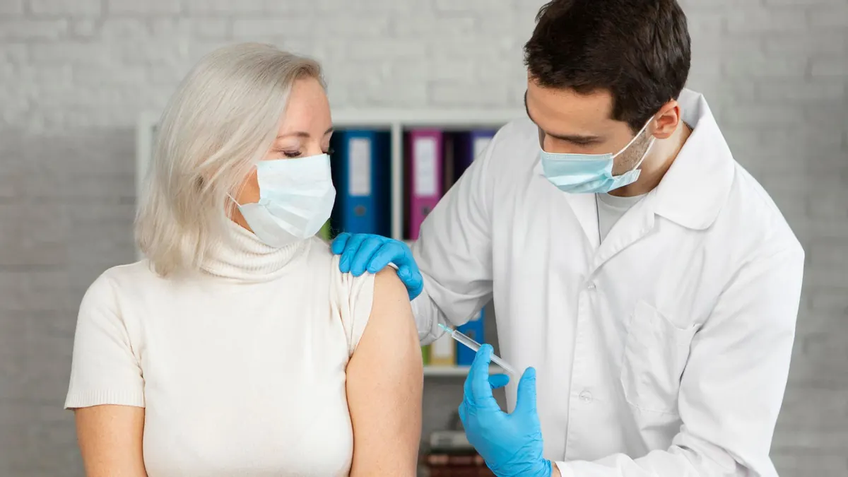 medico aplicando injeção pacient