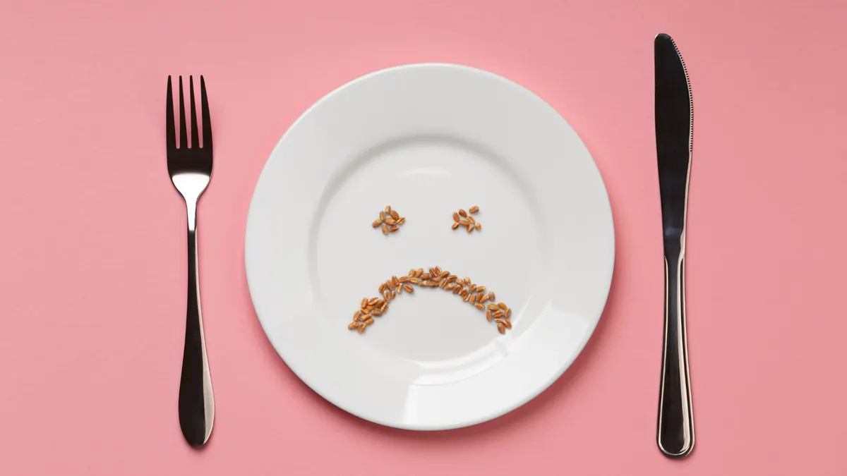 Prato com rosto triste desenhado, ideia de disturbio alimentar
